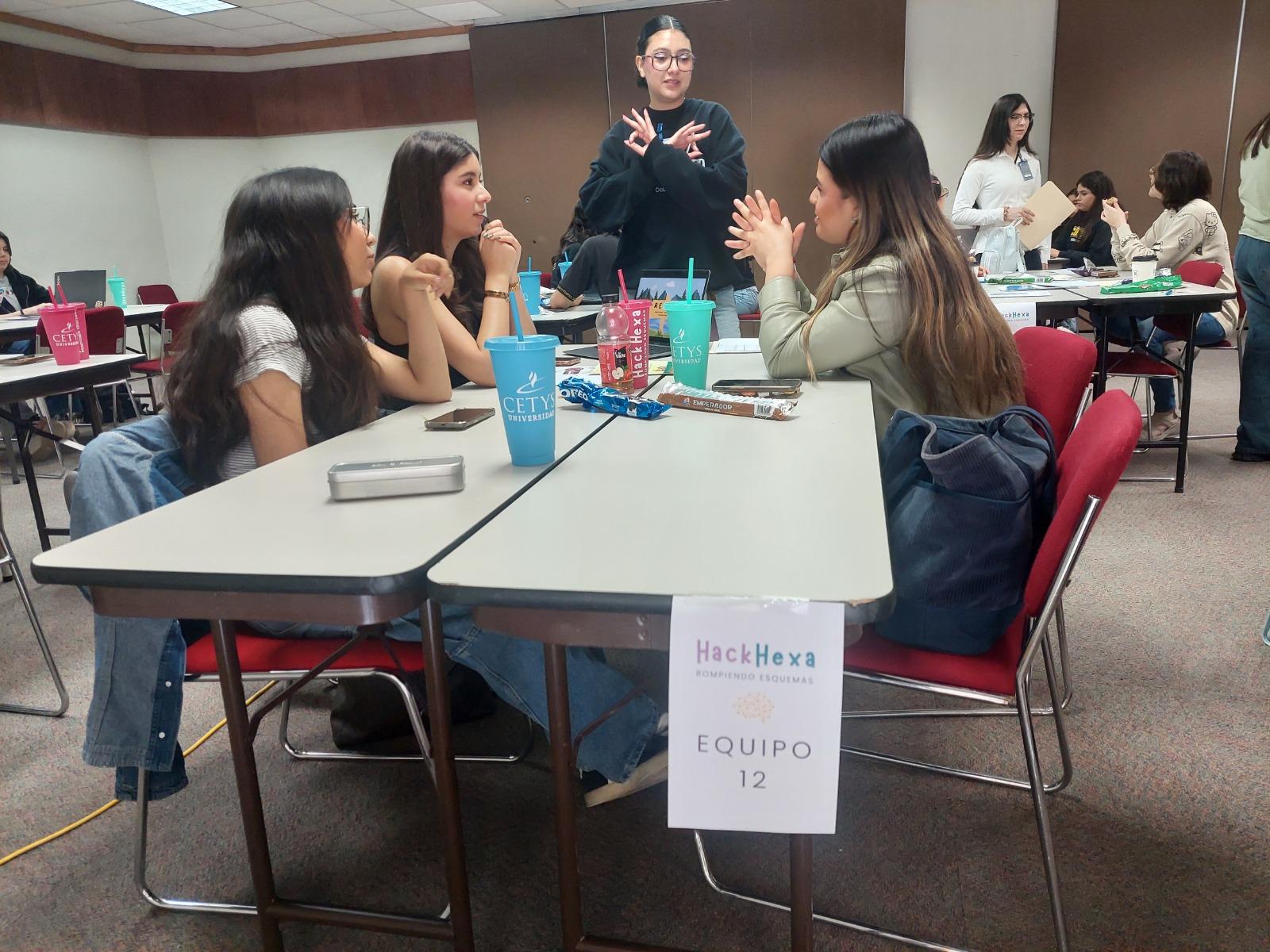 Participantes en HackHexa colaborando en actividades de tecnologia