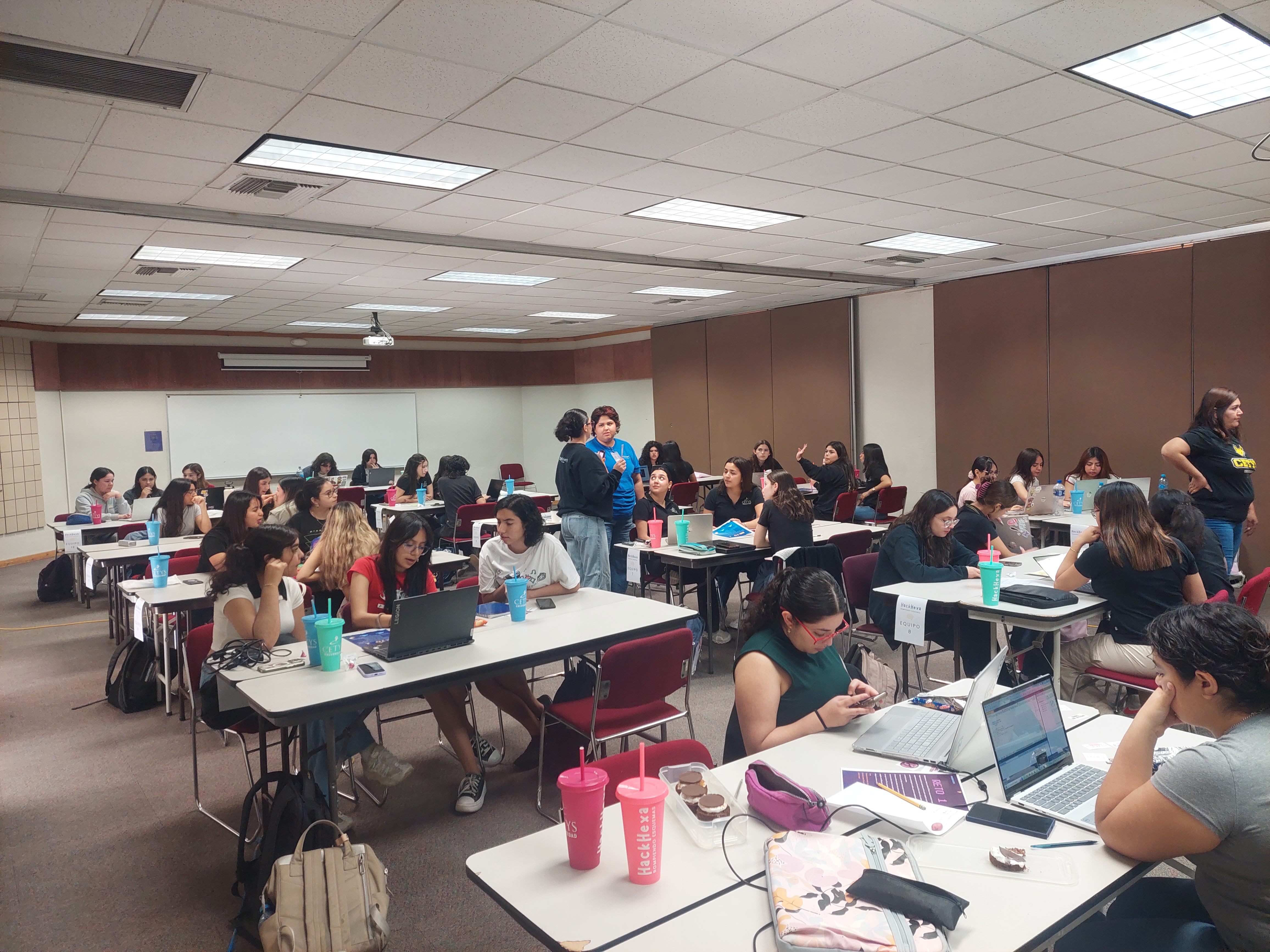 Mujeres compartiendo sus experiencias en tecnologia